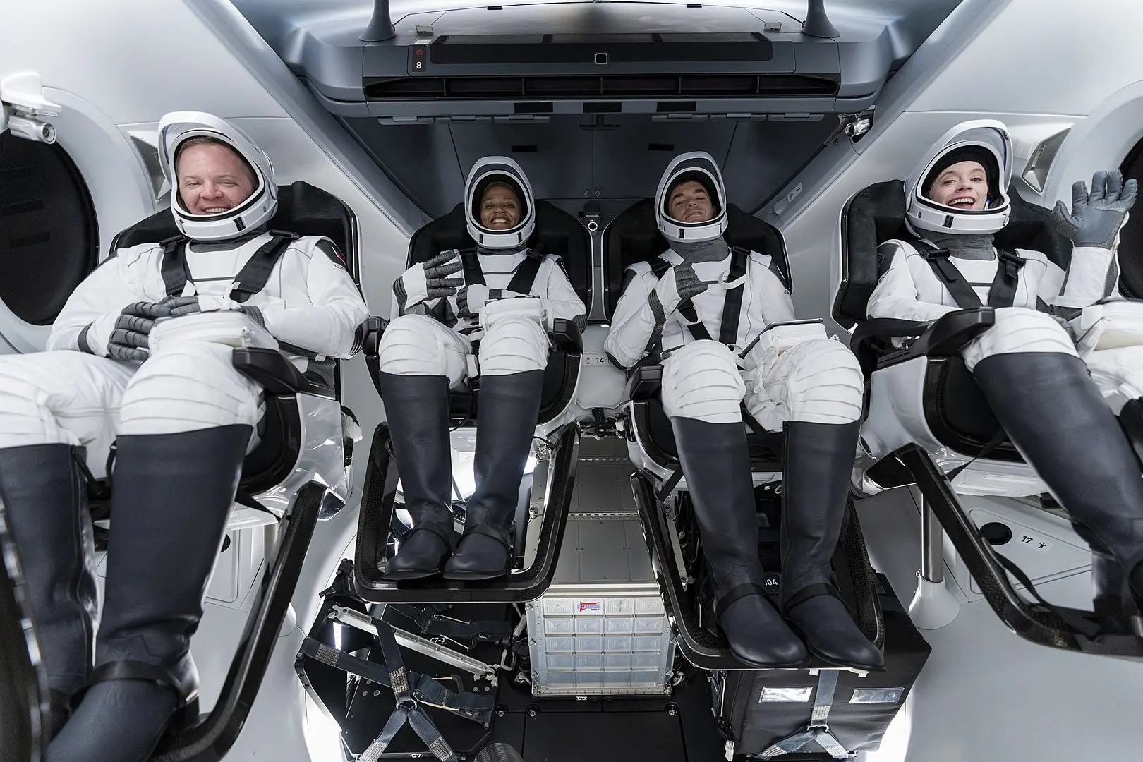 真正的太空旅行：SpaceX灵感4号任务即将启程，全景天窗太空三日游_荒原之梦
