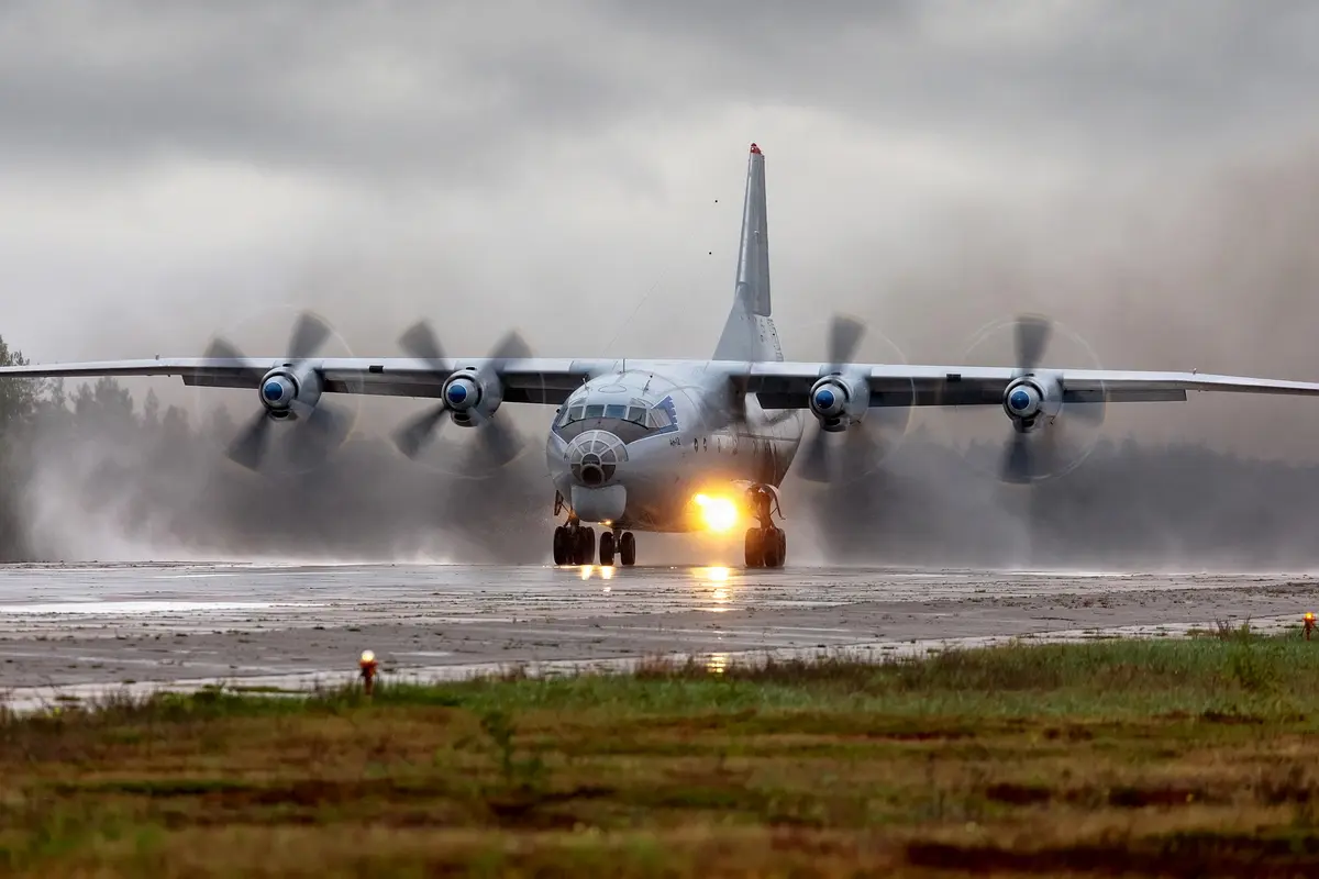 安东諾夫 安-12（An-12）涡桨四发中型运输机_俄罗斯军用运输机夜间飞行训练图集（2021年09月）_荒原之梦
