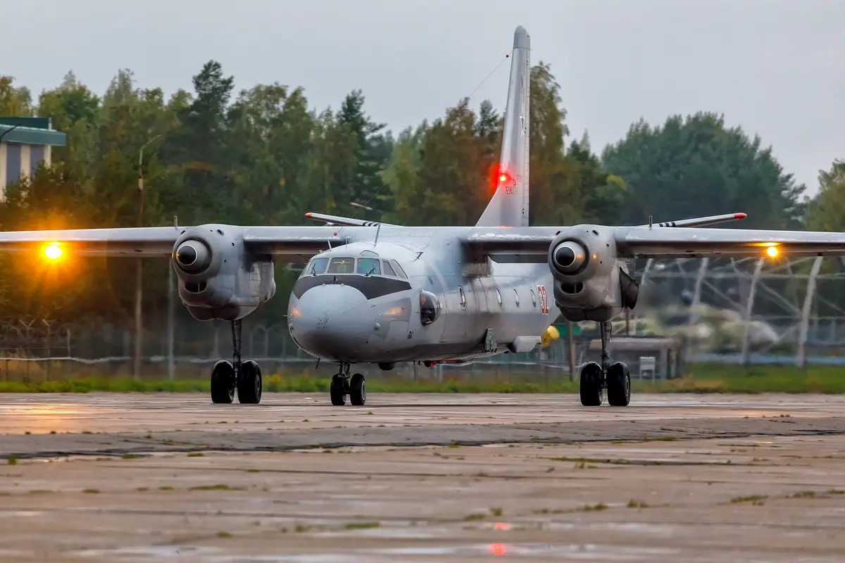 安托诺夫 安-26（Ah-26）双螺旋桨中型运输机_俄罗斯军用运输机夜间飞行训练图集（2021年09月）_荒原之梦