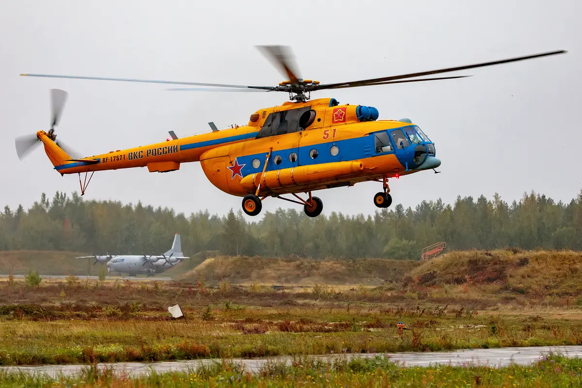 米-8T（Mi-8T）双引擎中型运输直升机_俄罗斯军用运输机夜间飞行训练图集（2021年09月）_荒原之梦