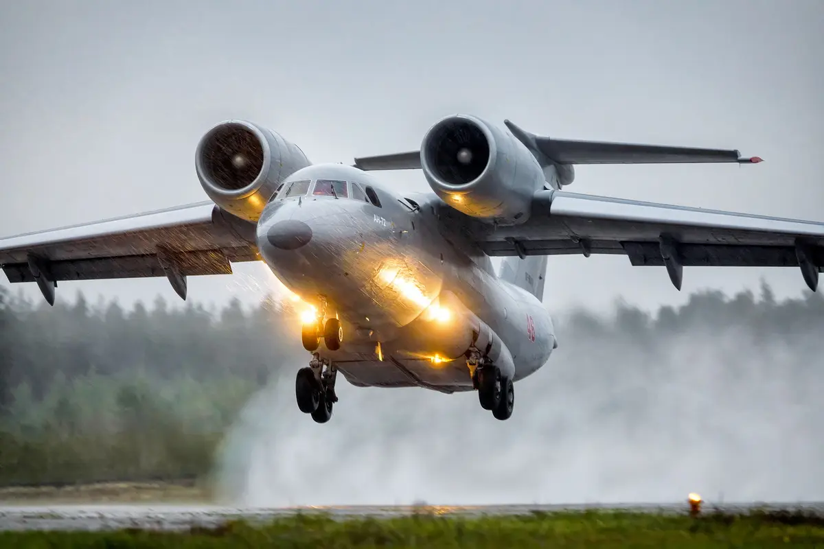 安东诺夫 安-72（An-72）涡桨双发轻型运输机_俄罗斯军用运输机夜间飞行训练图集（2021年09月）_荒原之梦