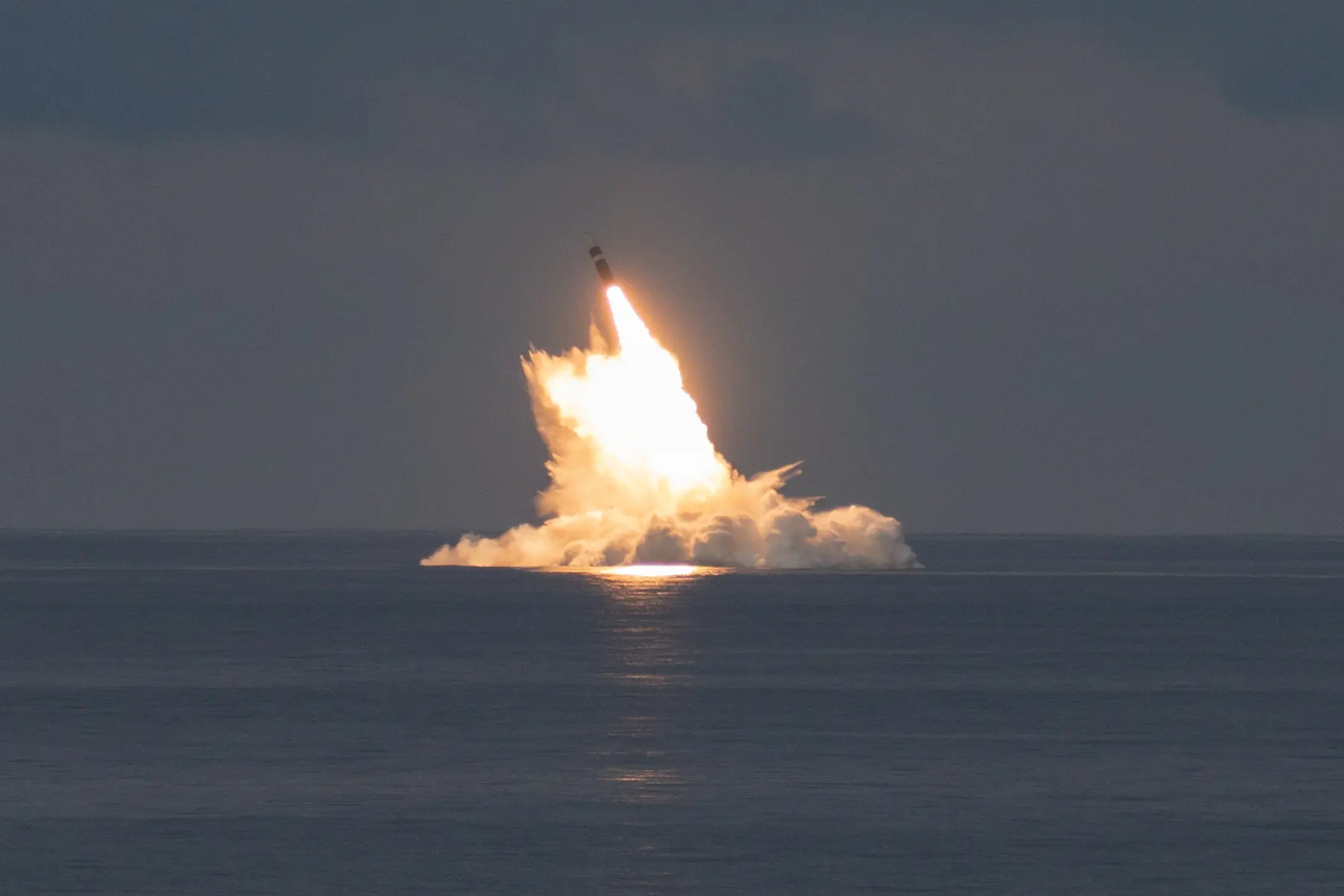 2021 年 09 月 17 日发射升空的一枚三叉戟 Ⅱ 型导弹_美国海军试射2枚三叉戟Ⅱ型潜射洲际弹道导弹：已试射至少184次_荒原之梦