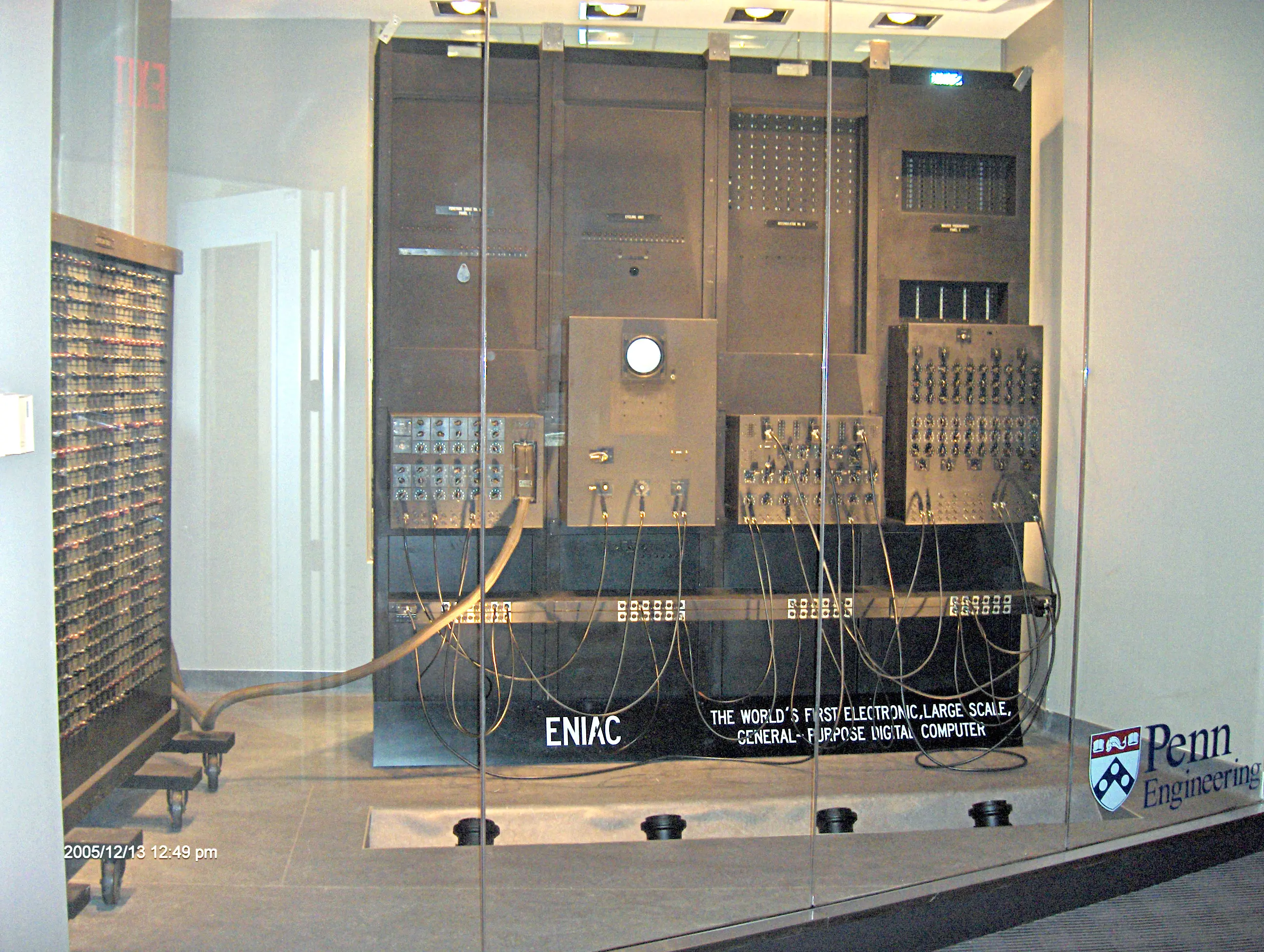 图 01. ENIAC 的四个面板和一个函数表，展览于宾夕法尼亚大学工程和应用科学学院 | 荒原之梦