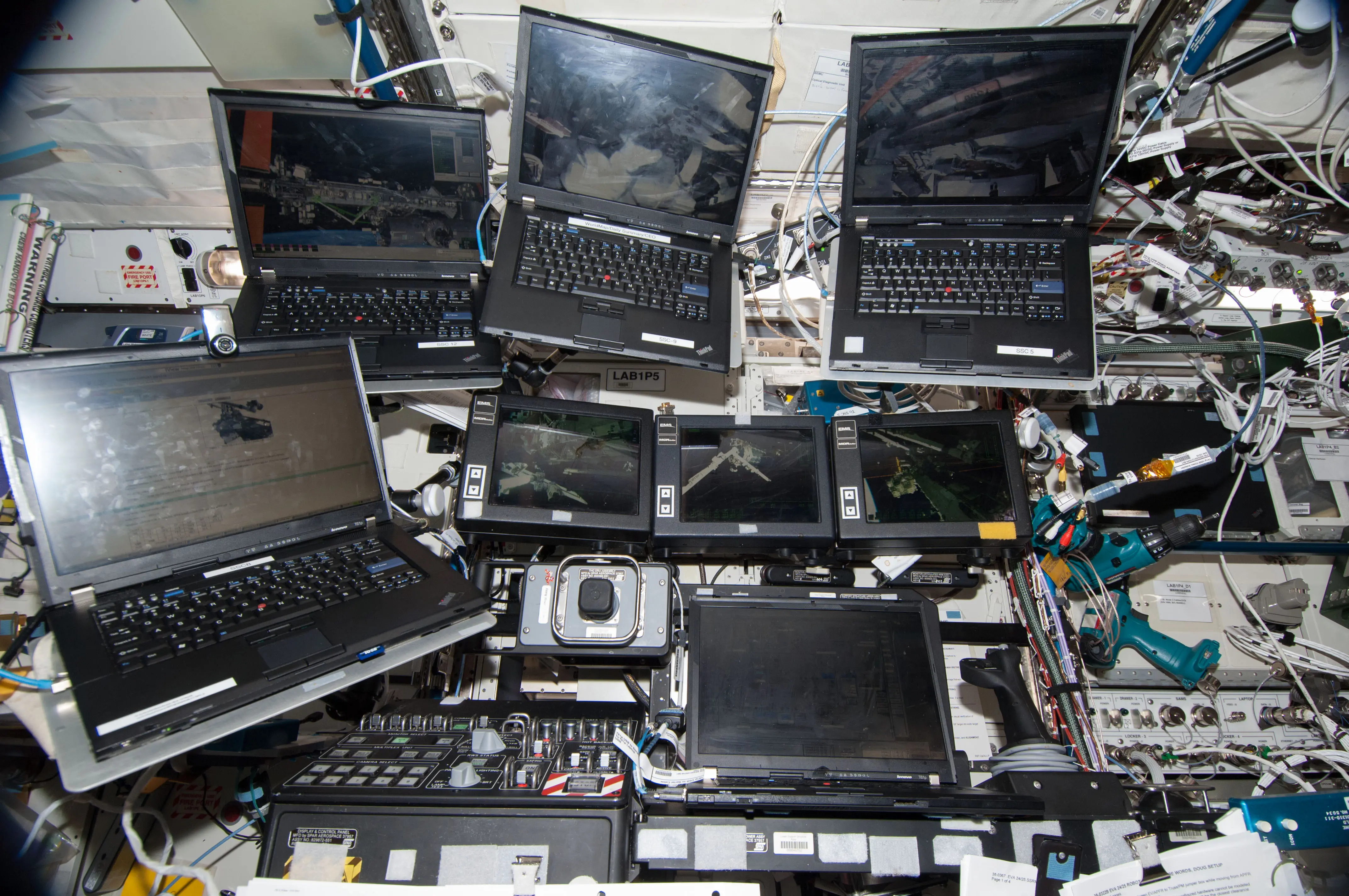 图 07. 国际空间站内大量使用了 ThinkPad 笔记本电脑 | 荒原之梦
